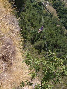 Dario sulla parte intermedia dei cavi della 1° tyrolienne (35949 bytes)